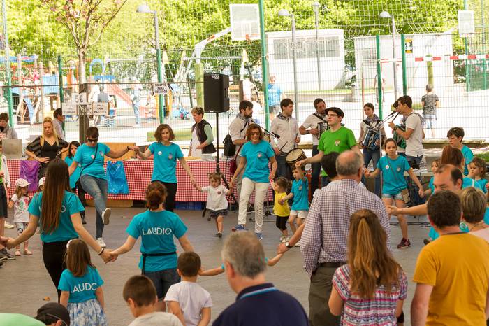 Ehunka dantzari eta ikusle b 28 1524466283079