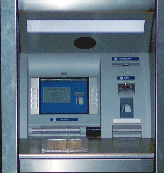 Ertzaintzak kutxazain automatikoak manipulatzearen iruzurraz ohartarazi du 