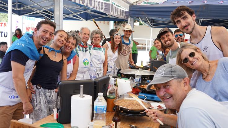 Okondoko plaza bete dute paella txapelketak eta Aimar Garcia Navarroren pregoiak