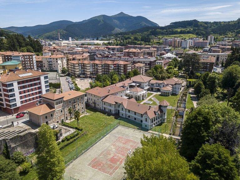 Lamuza parkeko eta Aretako Gasteiz kaleko kantxak egokituko dituzte, kirol pista anitz bihurtzeko