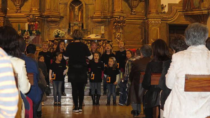 Santa Luzia Abesbatzak eta Arte On Eskolaniak elkartasun kontzertua eskaini zuten