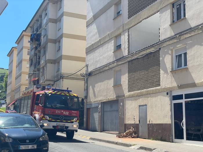 Etxebizitza bloke bateko fatxada zati bat erori da Latiorron