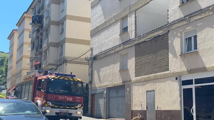 Etxebizitza bloke bateko fatxada zati bat erori da Latiorron