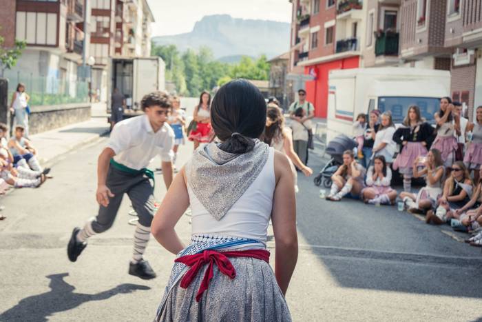 Ehunka lagun bildu dituzte j 7 1757018343572