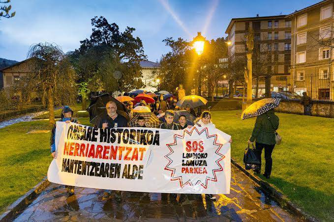 Alderdiekin bilerak egin ditu SOS Laudioko Lamuza Parkeak