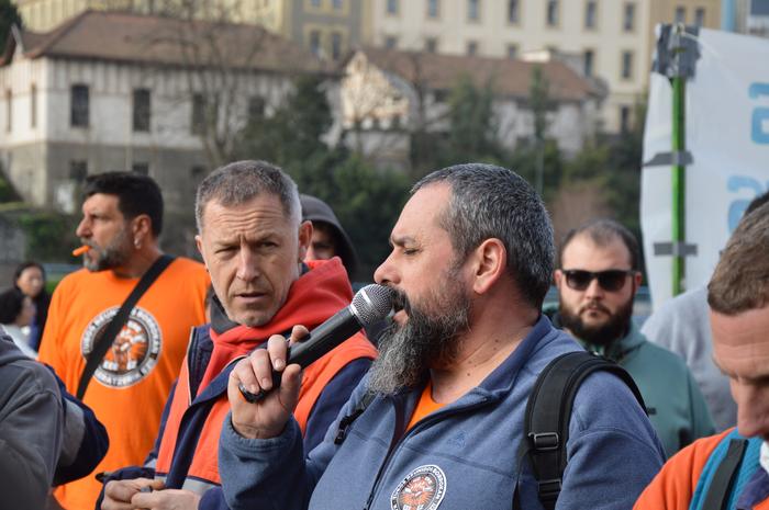 Tubos Reunidoseko langileek  16 1772617523627