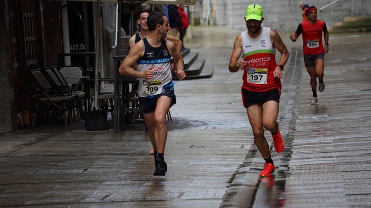 Euria ez da oztopo izan ehunka korrikalarirentzat Laudioko Herri Krosean
