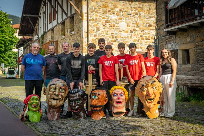 Aretako Buruhandi  eta Hanka-luzeak:  etenik ez duen katea