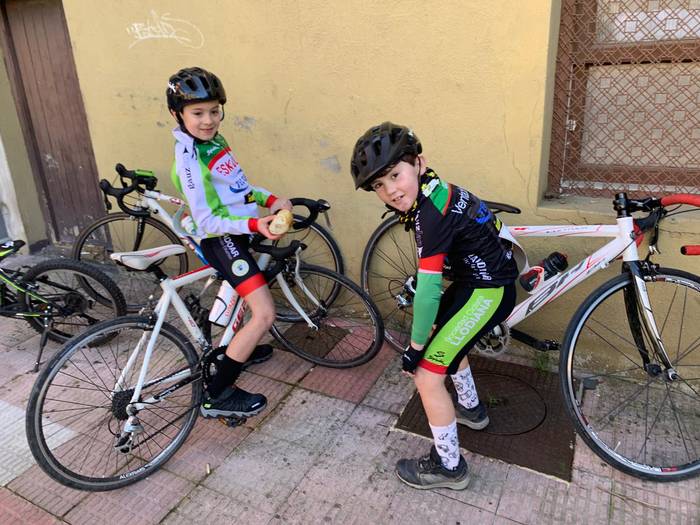 Txirrindulari gazteek erloju 40 1771856219543