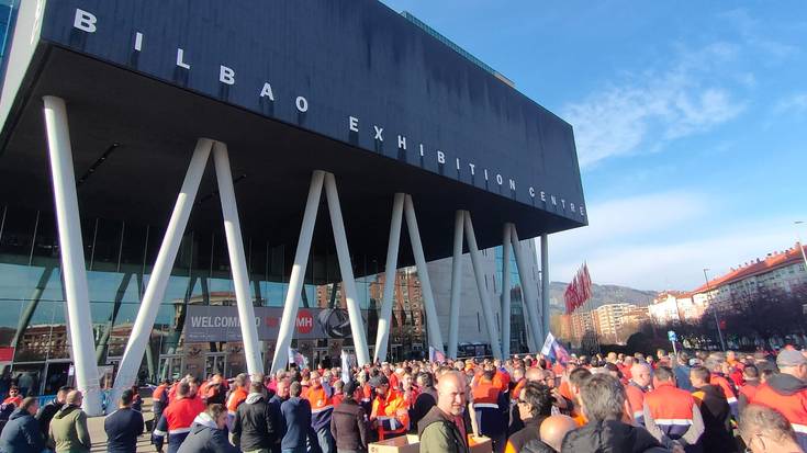 Nazioarteko Makina-Erremintaren Bienalaren inaugurazioan egon dira Tubos Reunidoseko langileen aldarrikapenak