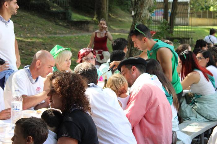 Sokatik tiraka itzuli dira j 40 1503500570677