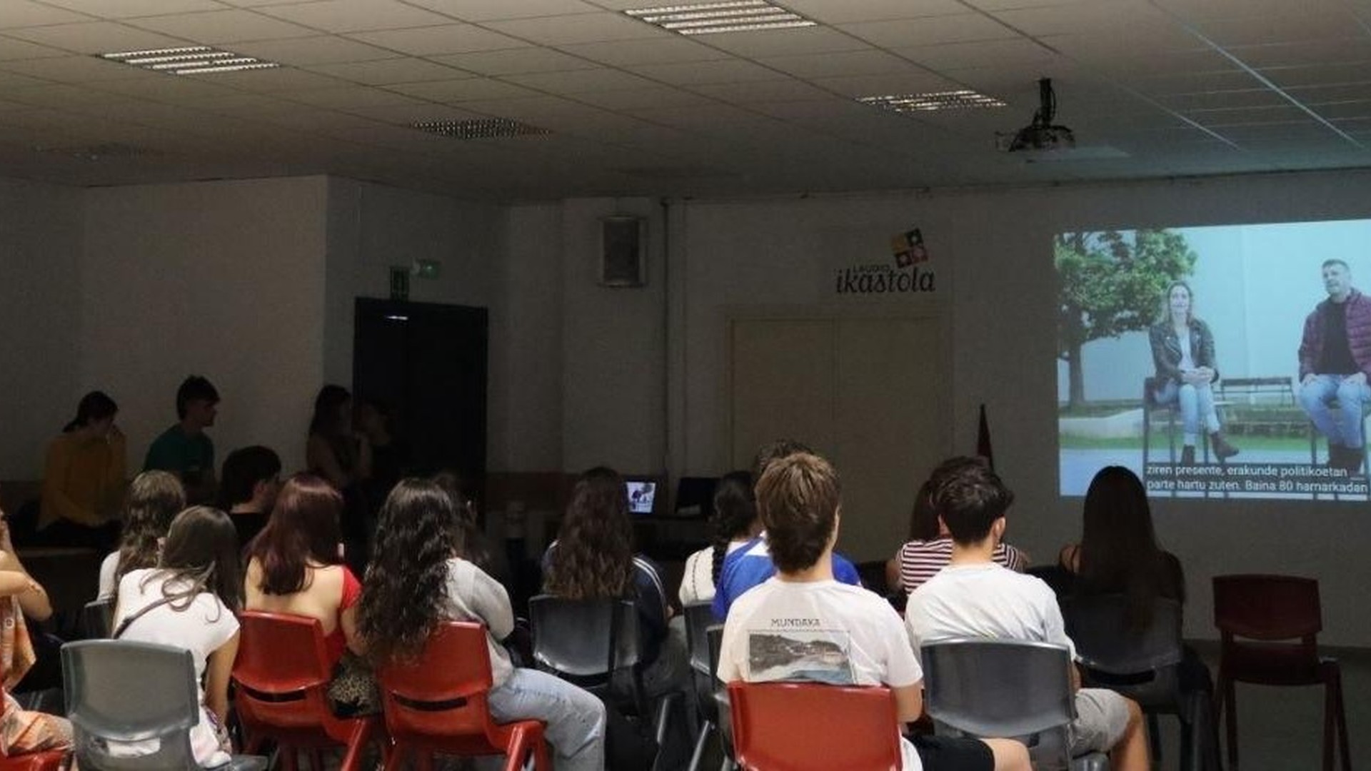 Hispanitatearen Egunarekiko desobedientzia aldarrikatu du Ikamak, Herri eskolen bidez