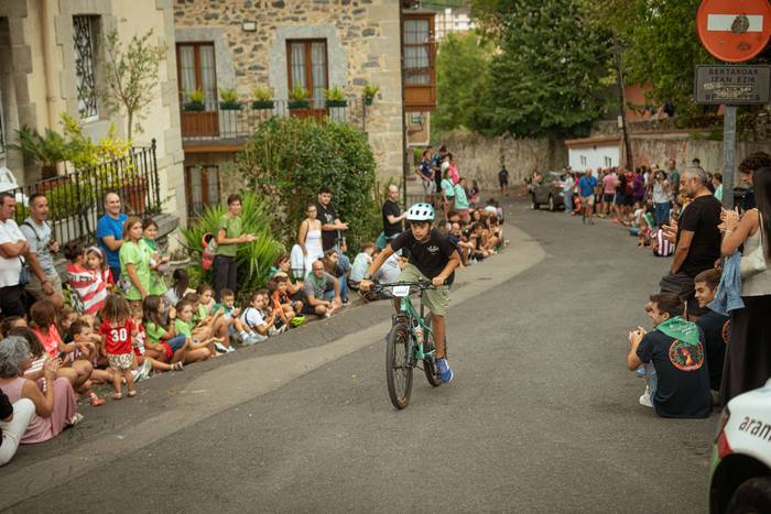 Bizikletak irudimenez jantzi 56 1757325814703