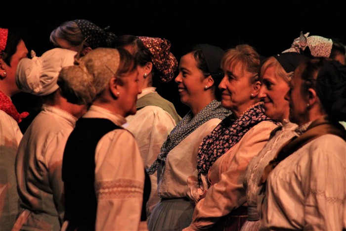 Eskualdeko ehundik gora dantzari eta musikarik koloreztatu zuten Amurrio Antzokiko oholtza - 139