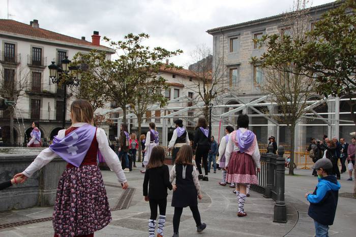 Dantzaren bidez aldarrikatu  31 1520777946272