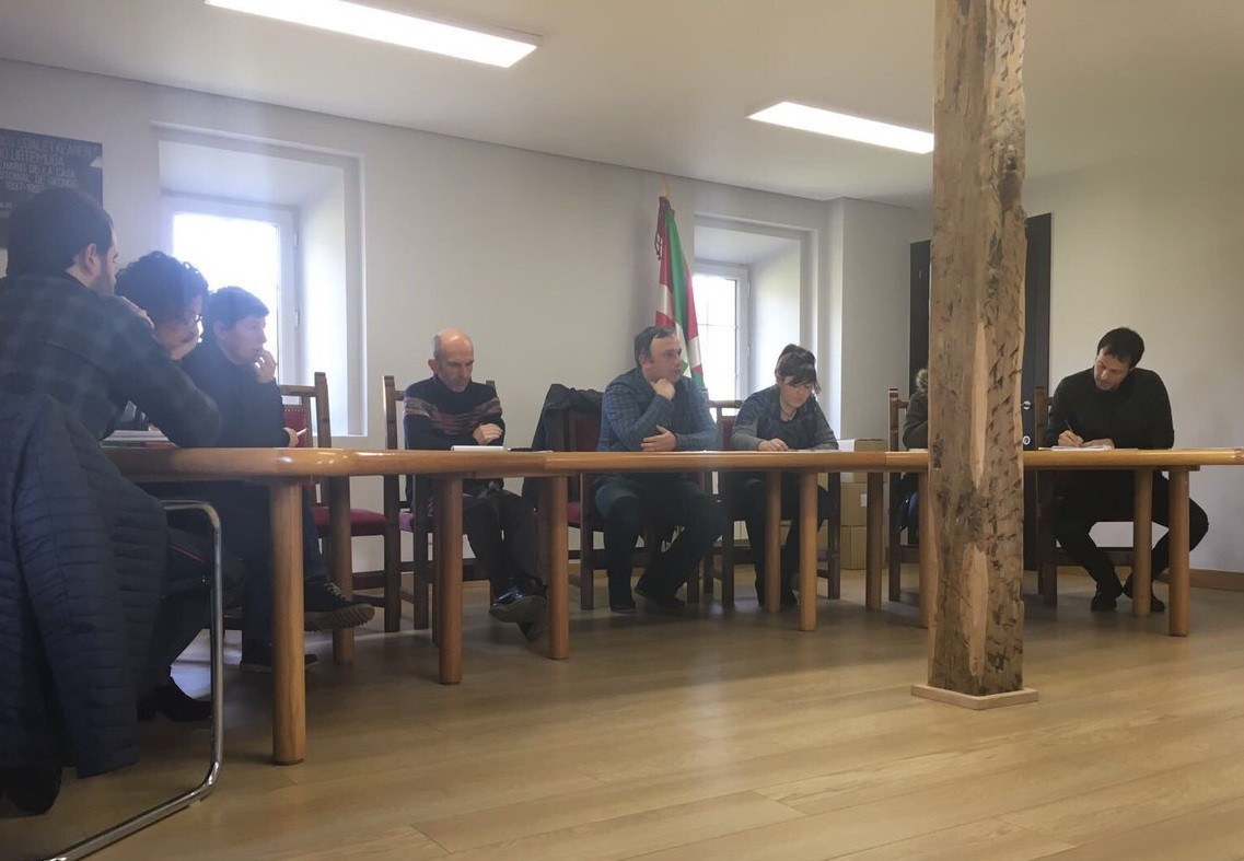 Kutxanbanken sukurtsalaren itxieraren kontrako adierazpen instituzionala onartu dute