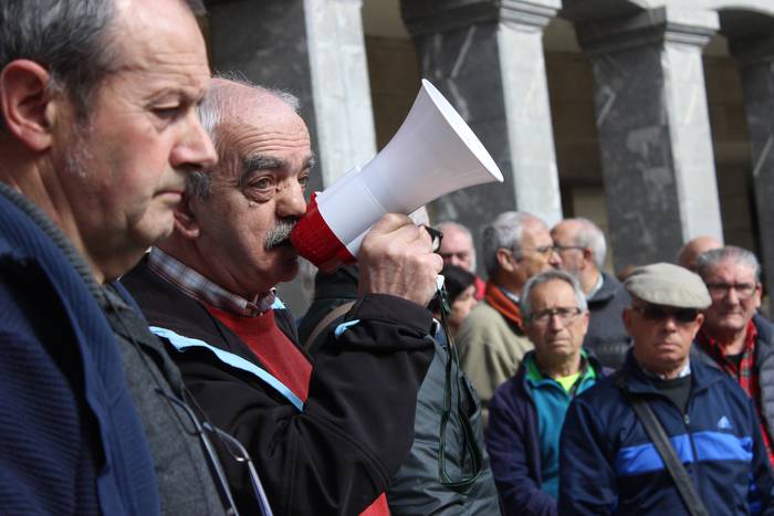 Aiaraldeko plazak bete dituz 4 1520881093456