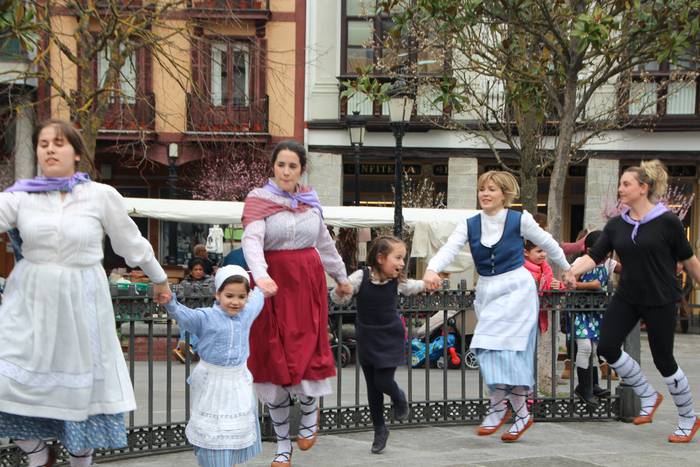 Dantzaren bidez aldarrikatu  17 1520777851123