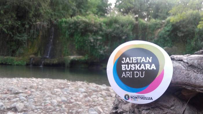 Artziniegan ere jaietan euskara ari du