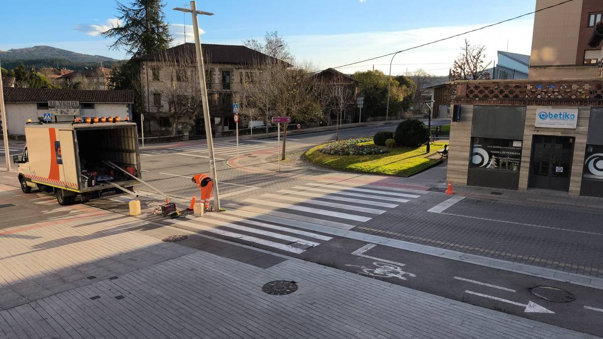 Amurrioko Udalak 16.000 euro baino gehiago bideratu ditu Elexondo kalean oinezkoentzako pasabide adimentsu baten bidez segurtasuna indartzeko