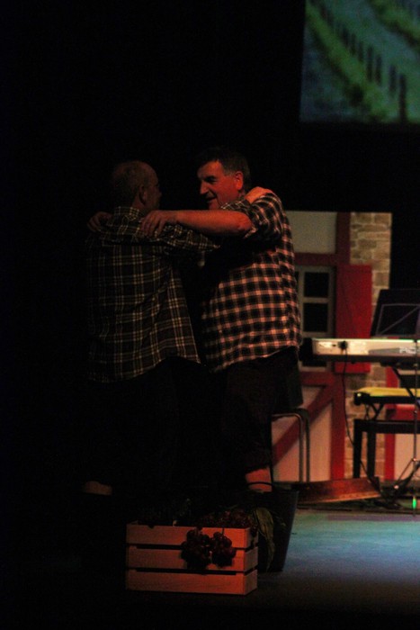 Eskualdeko ehundik gora dantzari eta musikarik koloreztatu zuten Amurrio Antzokiko oholtza - 133