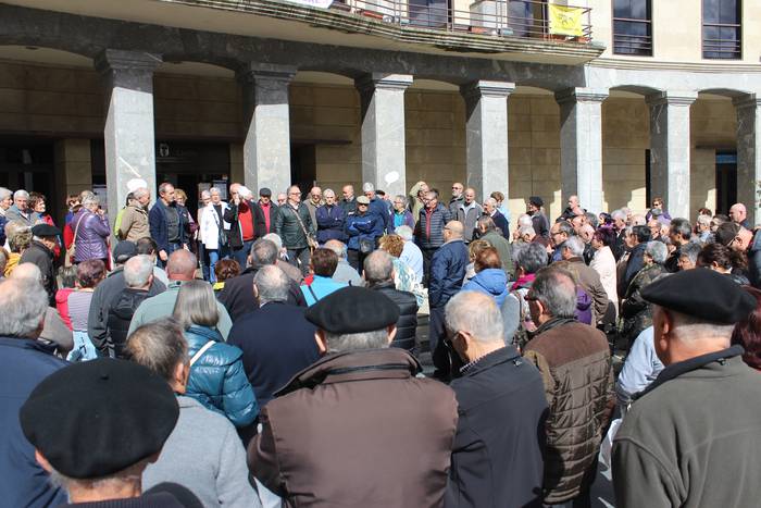 Aiaraldeko plazak bete dituz 20 1520881468684