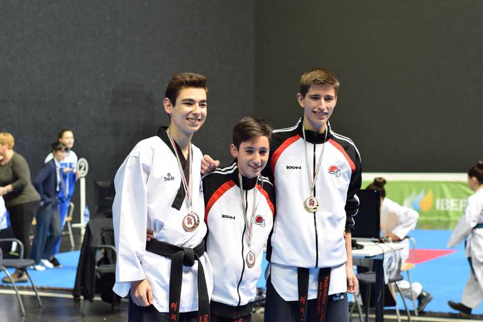 Urrezko bost domina lortu di 5 1519024080805