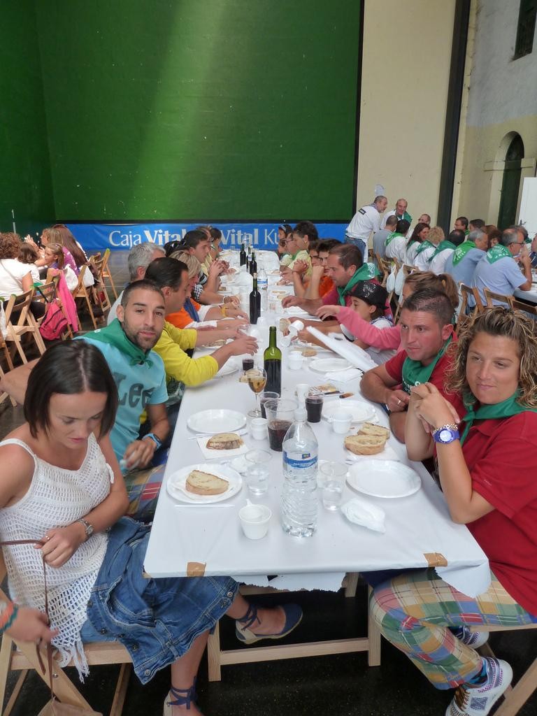 Asteazkena bitarte erosi ahalko dira festetako herri bazkarietarako txartelak