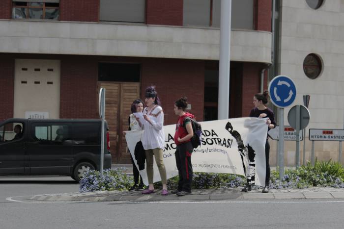 Aiaraldeko mugimendu feministaren epaitegiko protesta