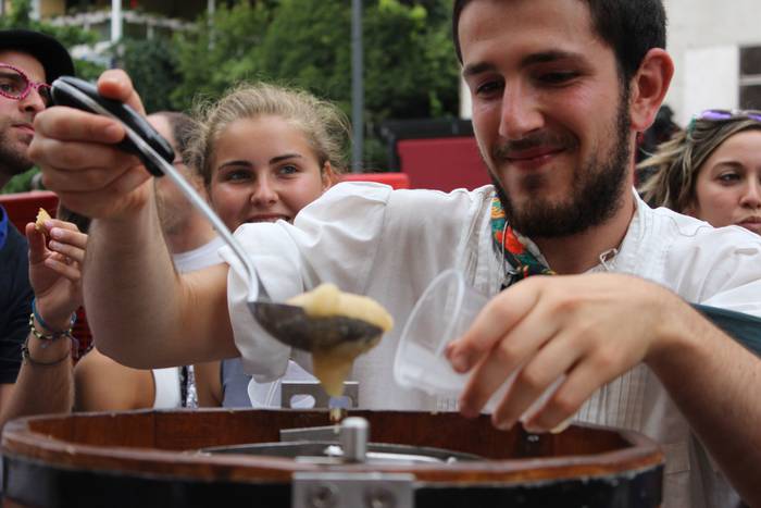 Sokatik tiraka itzuli dira j 6 1503500198445