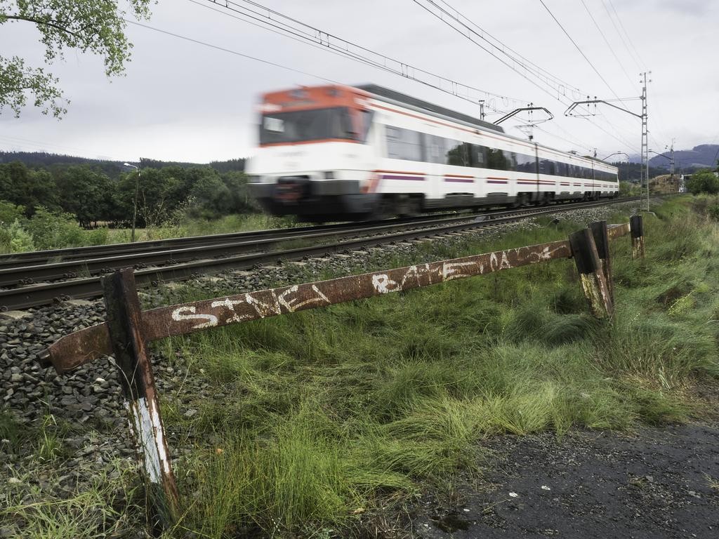 Renfek pandemia aurreko tren zerbitzua ezar dezan, mozioa onartu dute Laudioko, Aiarako, Urduñako eta Amurrioko Udalek
