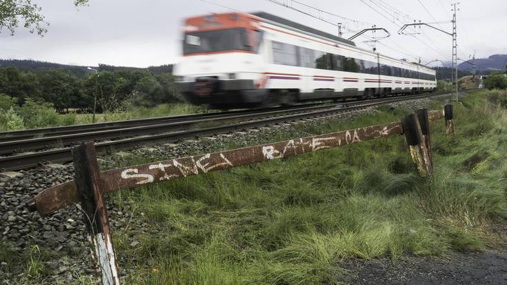 Renfek pandemia aurreko tren zerbitzua ezar dezan, mozioa onartu dute Laudioko, Aiarako, Urduñako eta Amurrioko Udalek