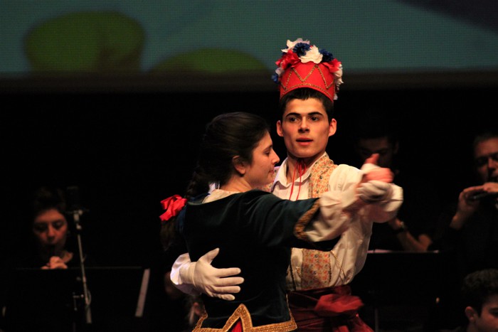 Eskualdeko ehundik gora dantzari eta musikarik koloreztatu zuten Amurrio Antzokiko oholtza - 83