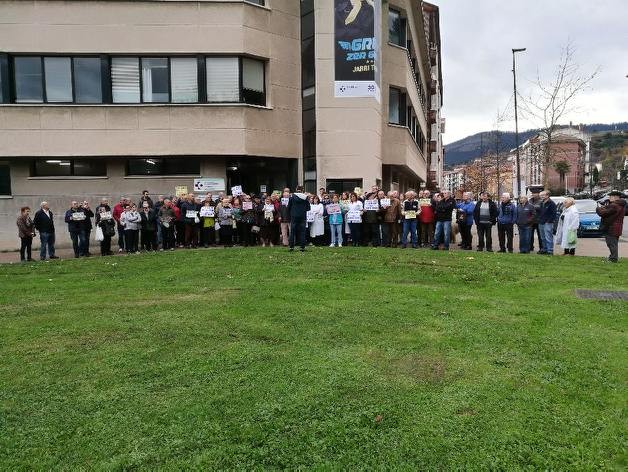 Sektore kaltetuena direla iritzita, Osakidetzan egin dute protesta pentsionistek