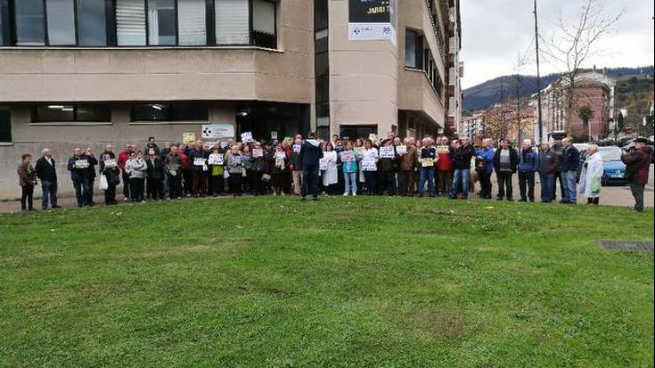 Sektore kaltetuena direla iritzita, Osakidetzan egin dute protesta pentsionistek