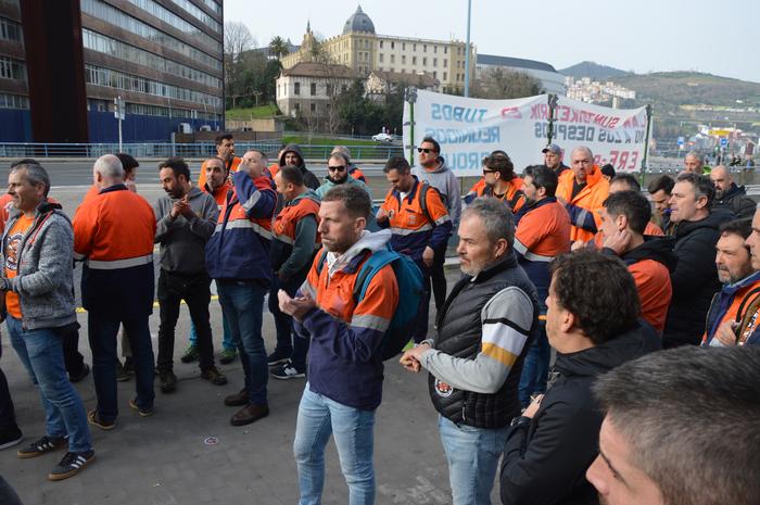 Tubos Reunidoseko langileek  17 1772617557231