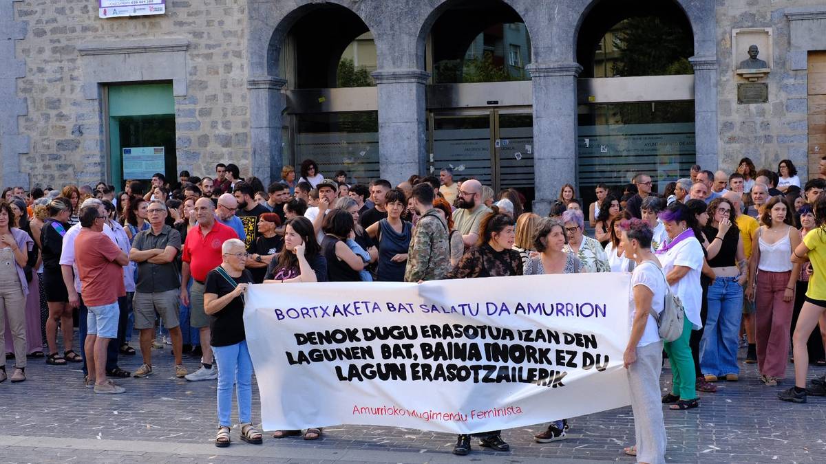 "Jarrera konplizeak alboratzeko" eta indarkeriei aurre egiteko deiarekin salatu dute Amurrioko bortxaketa