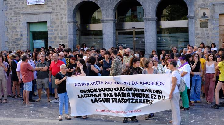 "Jarrera konplizeak alboratzeko" eta indarkeriei aurre egiteko deiarekin salatu dute Amurrioko bortxaketa