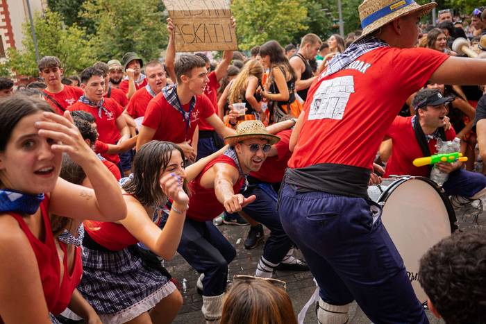 Lehertu da festa-giroa Amurr 56 1755025720554