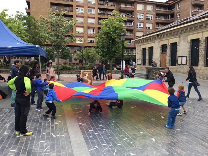 Ekintzaz eta aldarriz busti  18 1496596762612