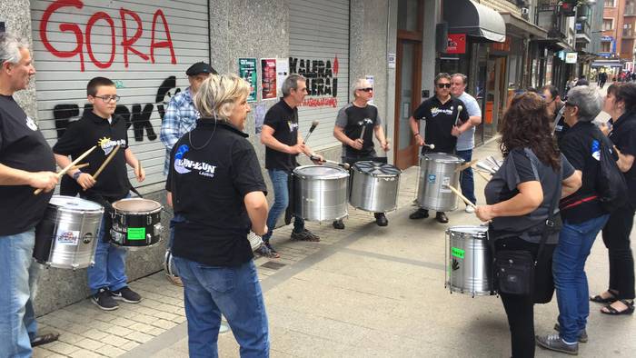 Ehunka dantzari eta ikusle b 10 1524460709791