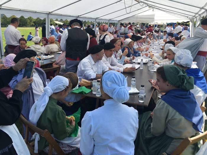 300 lagunek hartu dute parte 27 1506238280107