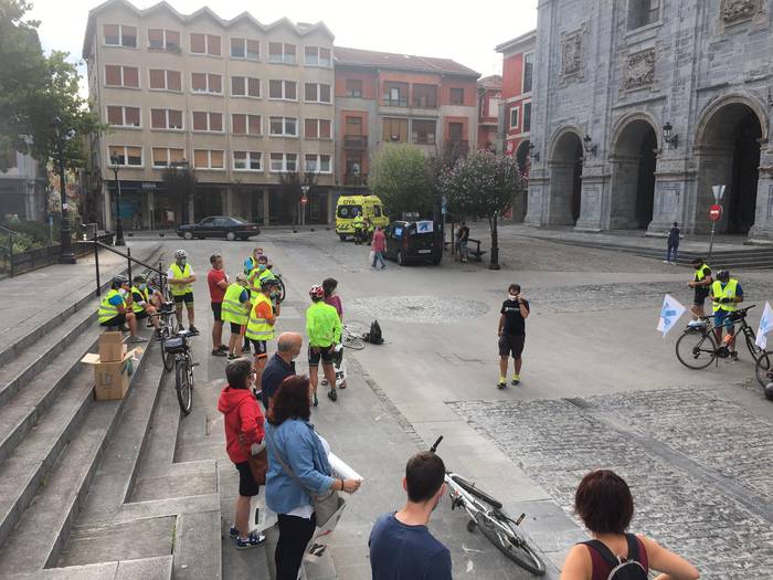 Foru plazatik abiatu dira txirrindulariak