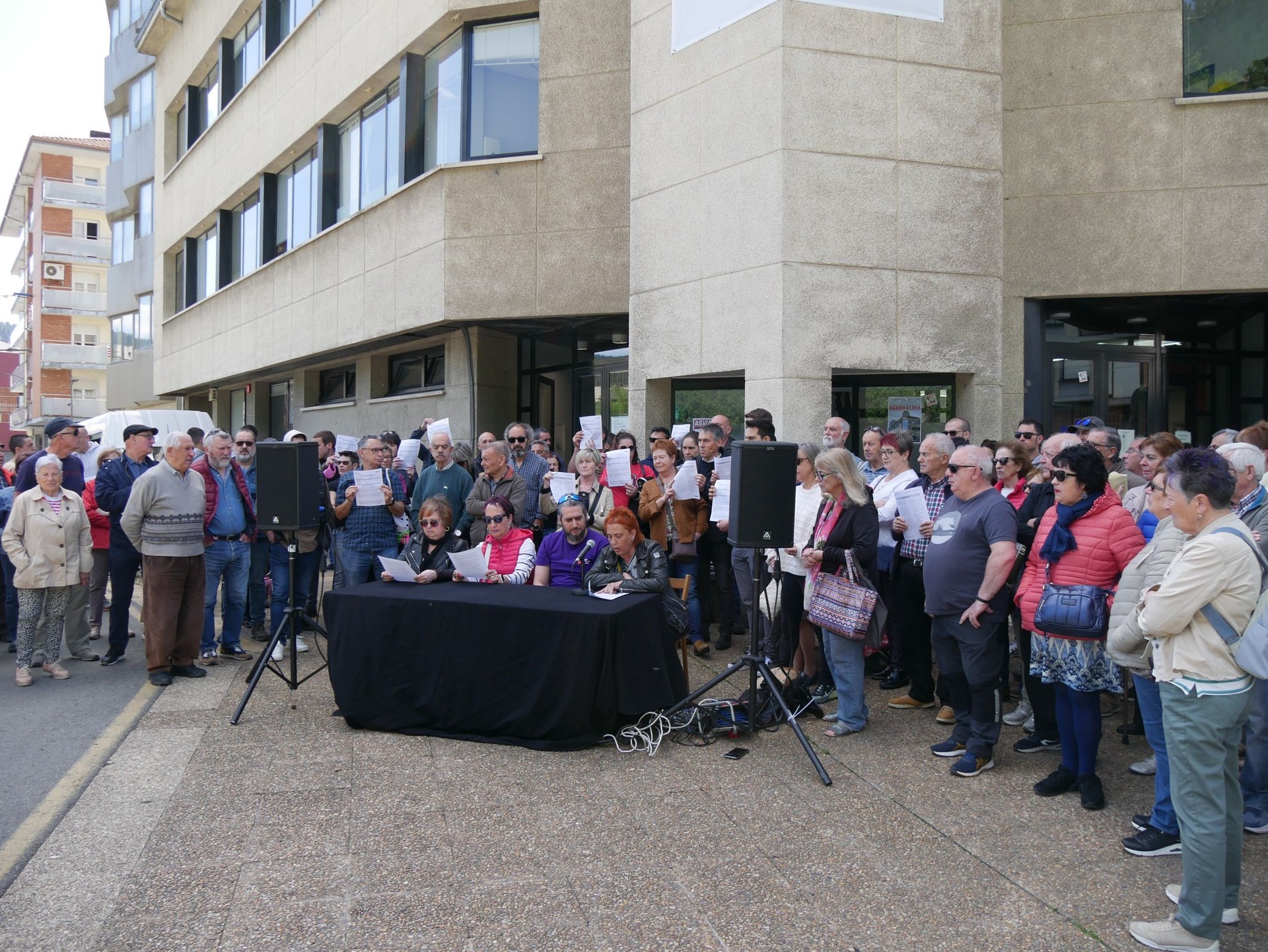24 mediku txanda daude betetzeke Laudio eta Amurrioko Etengabeko Arreta Guneetan abuztu eta irailerako