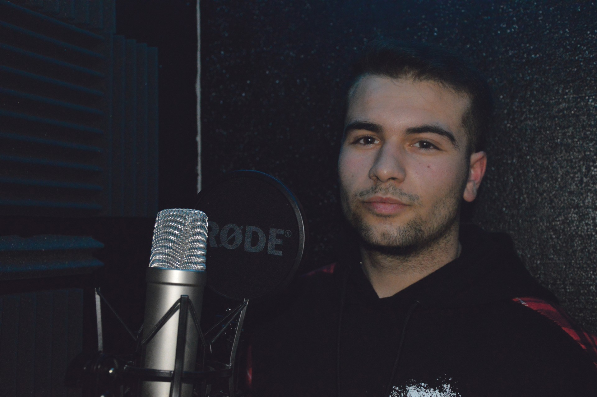 “Diskoa prestatzen ari naiz, zazpi edo zortzi abesti izango ditu eta, dena ondo bidean, urte amaierarako argitaratuko dut”