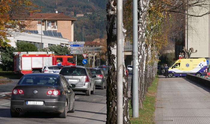 Auto batek eta moto batek talka egin dute Hiru Kurutzetako biribilgunean