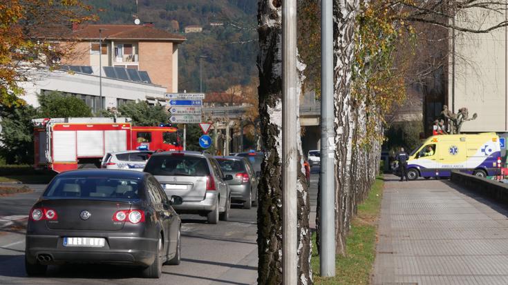 Auto batek eta moto batek talka egin dute Hiru Kurutzetako biribilgunean