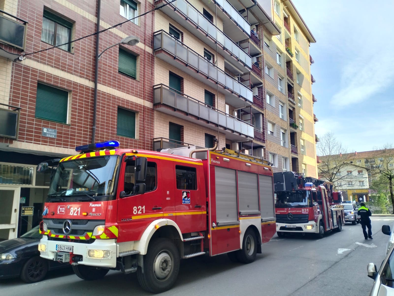 Larrialdi zerbitzuak mobilizatu ziren atzo Laudioko herrigunean, baina auzokideek itzali zuten sua