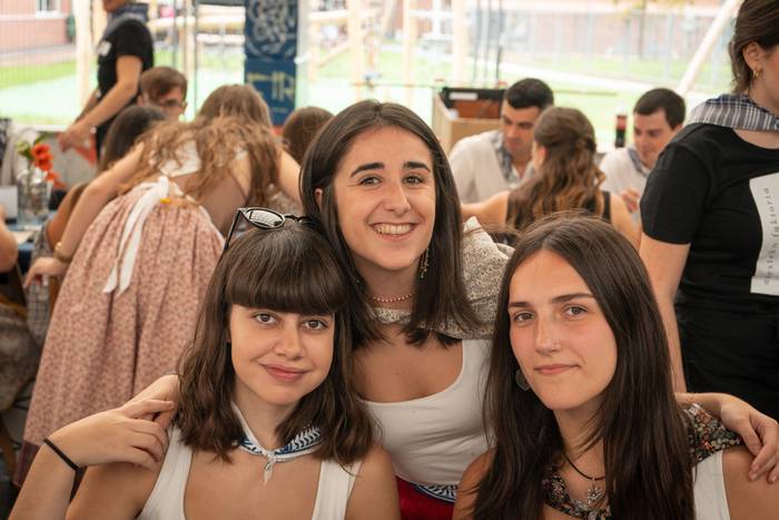 Ehunka lagun bildu dituzte j 106 1757018629650