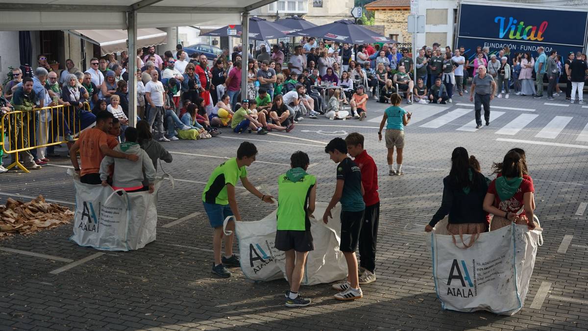 Kuadrillen arteko herri kiroletan aritu dira Artziniegako jaien azken egunean